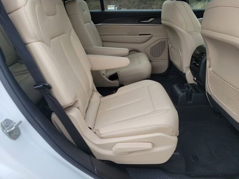 Used 2024 Jeep Grand Cherokee L Limited image 38