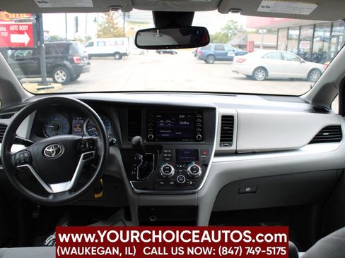 Used 2018 Toyota Sienna LE image 19