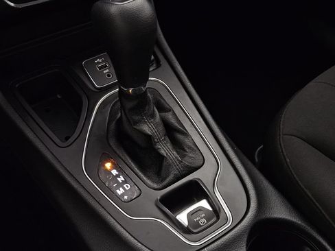 Used 2021 Jeep Cherokee Latitude FWD image 14