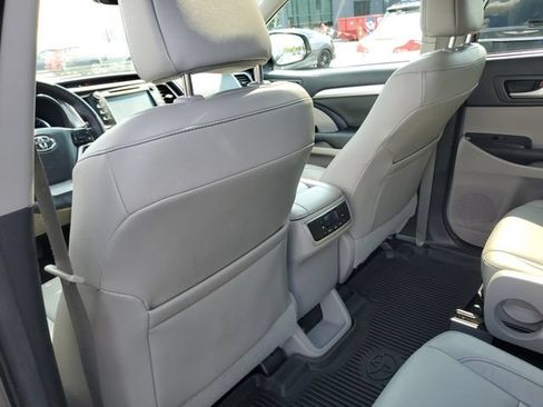 Used 2017 Toyota Highlander XLE AWD/4WD image 14
