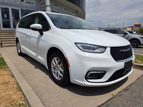 Used 2023 Chrysler Pacifica Touring-L FWD image 3