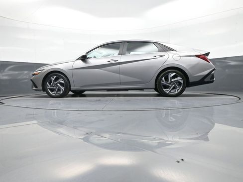 Certified 2025 Hyundai Elantra SEL image 32