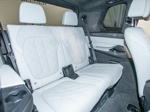 Used 2024 BMW X7 xDrive40i w/ M Sport Package AWD/4WD image 17