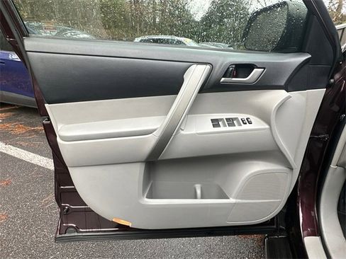 Used 2013 Toyota Highlander Plus image 10