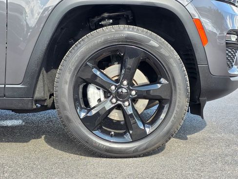 Used 2024 Jeep Grand Cherokee Limited w/ Black Appearance Package image 9