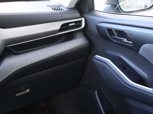 Used 2024 Toyota Highlander LE image 18