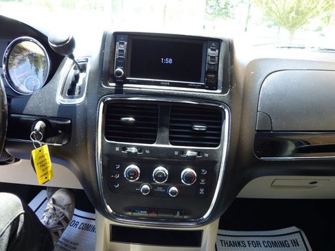 Used 2019 Dodge Grand Caravan SXT FWD image 29