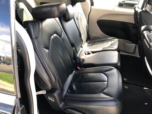 Used 2017 Chrysler Pacifica Touring-L Plus FWD image 27