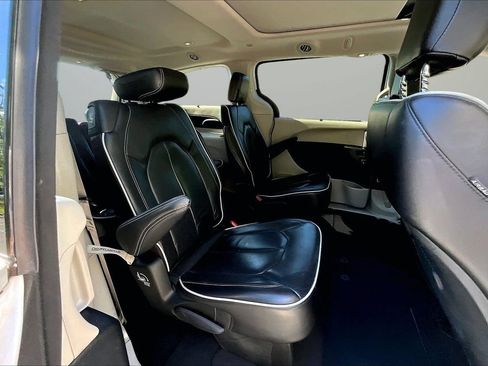 Certified 2023 Chrysler Pacifica Limited FWD image 25