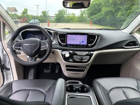 Used 2023 Chrysler Pacifica Touring-L FWD image 15