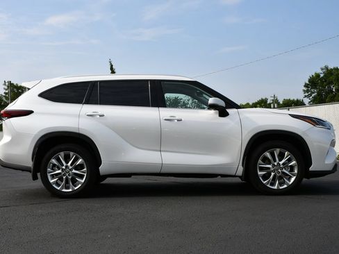 Used 2024 Toyota Highlander Limited FWD image 8
