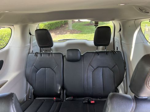 Used 2020 Chrysler Pacifica Touring-L w/ Advanced Safetytec Group FWD image 34