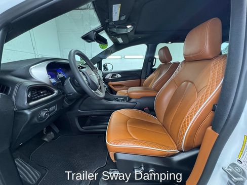 Used 2025 Chrysler Pacifica Pinnacle w/ Trailer Tow Group AWD/4WD image 12