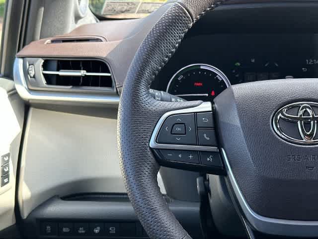 Used 2023 Toyota Sienna Platinum AWD/4WD image 10