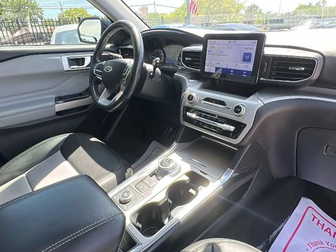 Used 2022 Ford Explorer XLT w/ Equipment Group 202A AWD/4WD image 19