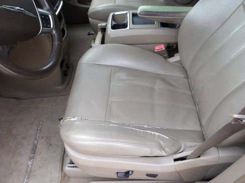 Used 2013 Chrysler Town & Country Touring-L w/ Driver Convenience Group FWD image 19