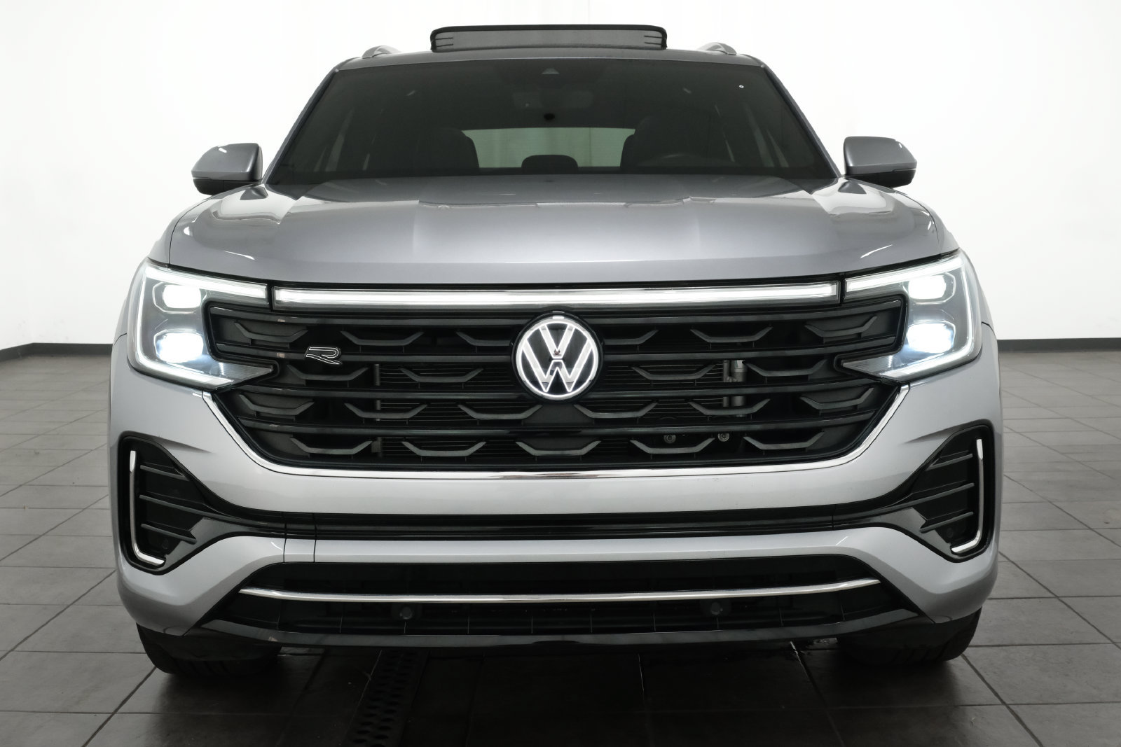 Used 2024 Volkswagen Atlas Cross Sport SEL R-Line AWD/4WD image 8
