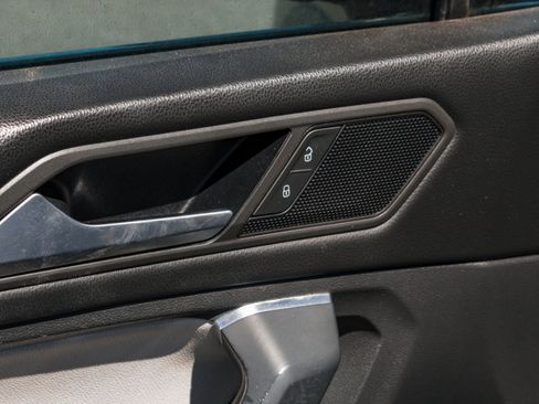Used 2019 Volkswagen Tiguan SEL AWD/4WD image 9