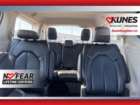 Used 2023 Chrysler Pacifica Touring-L image 35