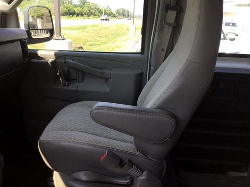 Used 2017 GMC Savana 2500 image 16