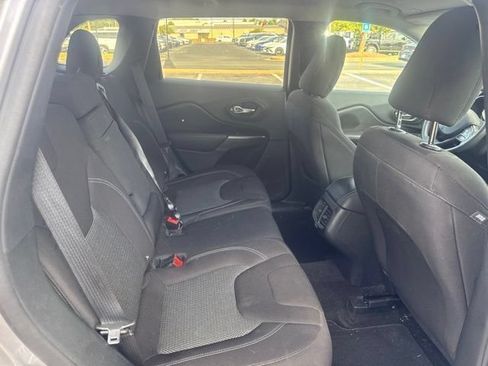 Used 2019 Jeep Cherokee Latitude w/ Popular Appearance Group FWD image 22