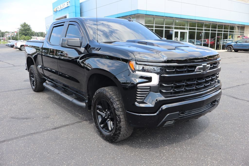 Used 2025 Chevrolet Silverado 1500 LT Trail Boss w/ Convenience Package II AWD/4WD image 2