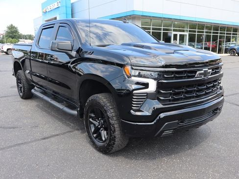 Used 2025 Chevrolet Silverado 1500 LT Trail Boss w/ Convenience Package II AWD/4WD image 2
