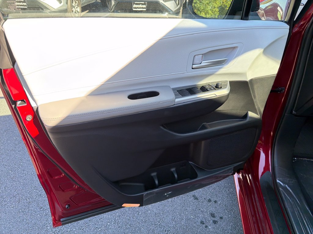 Used 2026 Toyota Sienna XLE FWD image 11