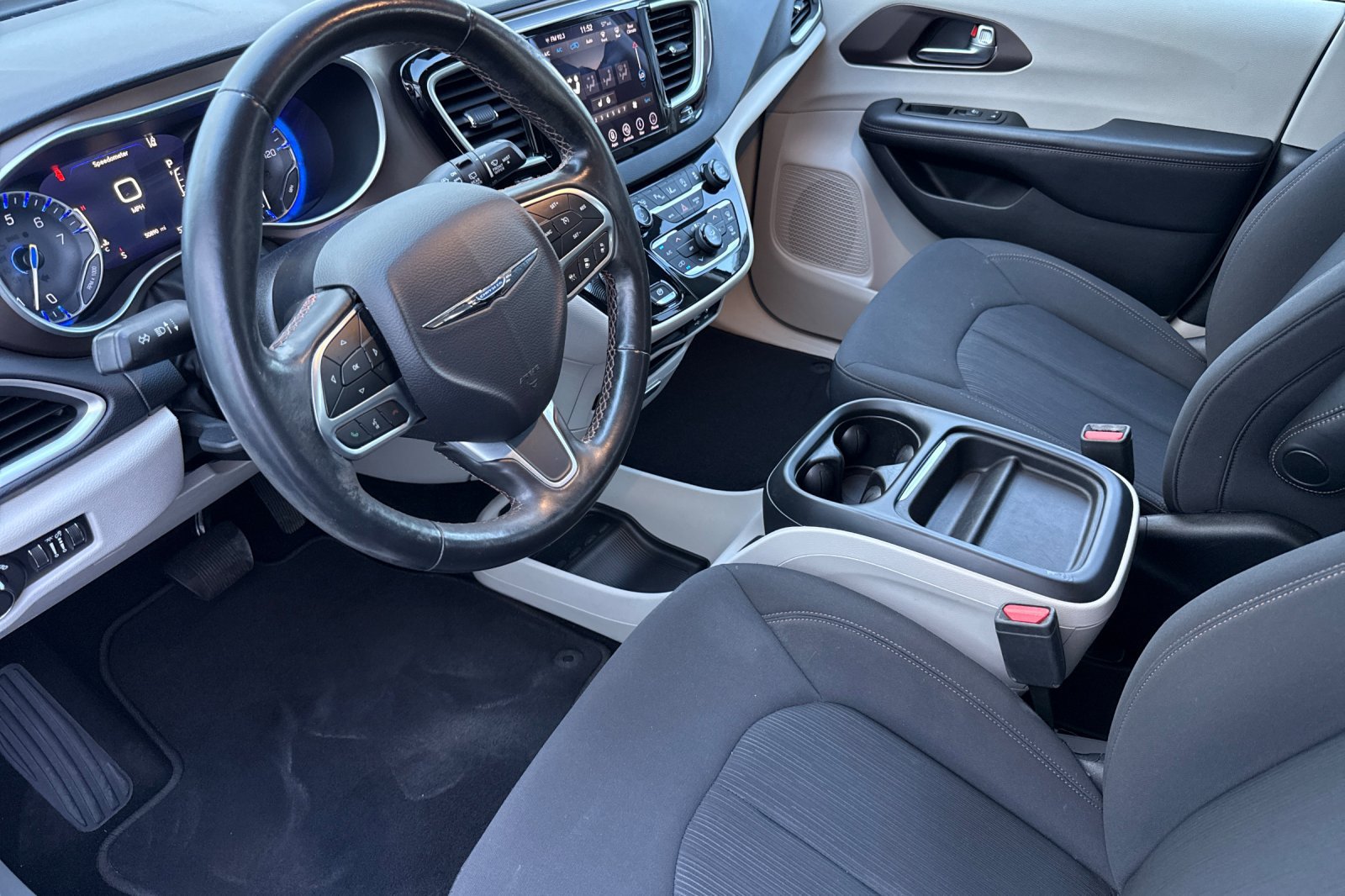 Used 2019 Chrysler Pacifica Touring Plus w/ Advanced Safetytec Group FWD image 9
