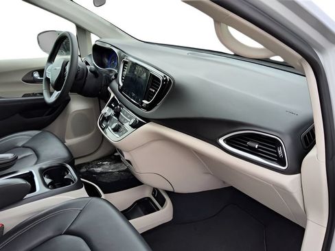 Used 2024 Chrysler Pacifica Touring-L FWD image 44