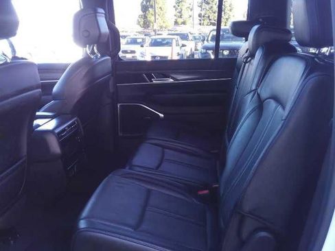 Used 2024 Jeep Wagoneer L Series II image 3