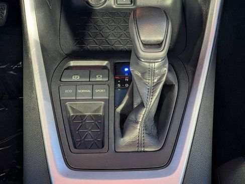 Used 2020 Toyota RAV4 LE FWD image 21