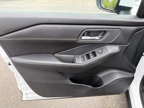Used 2024 Nissan Rogue SV w/ SV Premium Package AWD/4WD image 9