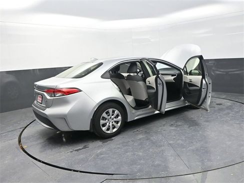 Used 2022 Toyota Corolla LE image 41