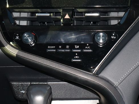 Used 2024 Toyota Camry SE image 11