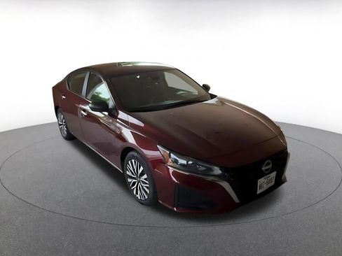 Used 2025 Nissan Altima 2.5 SV FWD image 3
