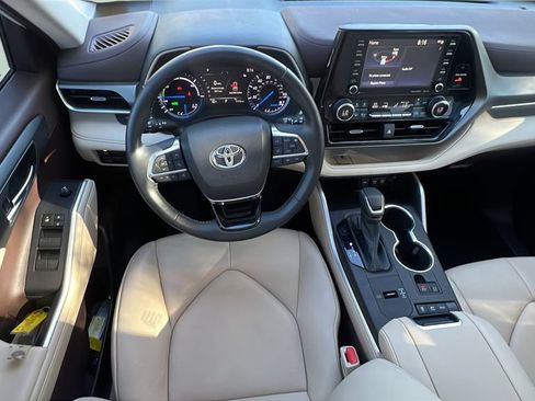 Used 2021 Toyota Highlander XLE AWD/4WD image 11