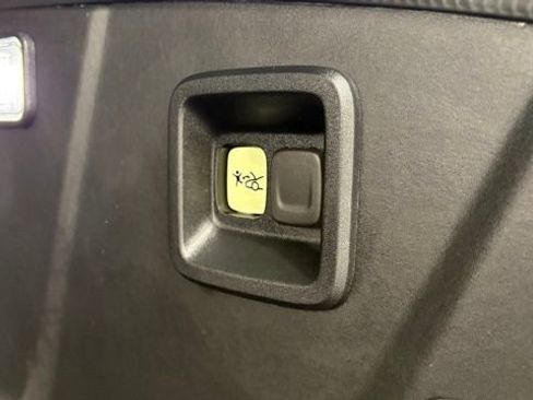 Used 2025 GMC Hummer EV 2X image 12