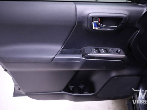 Used 2019 Toyota Tacoma TRD Sport image 17