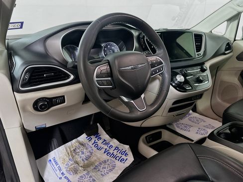 Used 2023 Chrysler Pacifica Touring-L FWD image 9