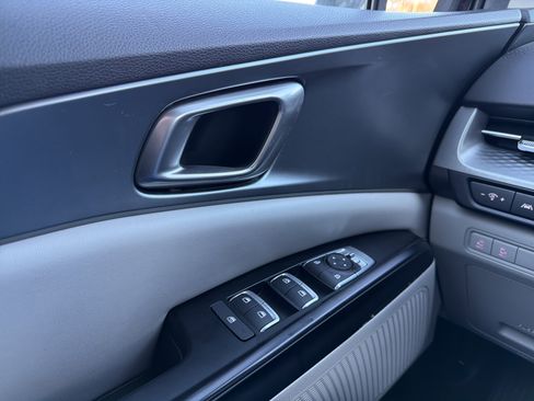 Used 2023 Kia Carnival LX image 23