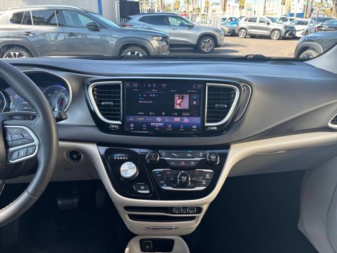 Used 2024 Chrysler Pacifica Touring-L FWD image 17