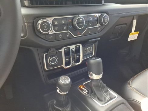 Used 2025 Jeep Gladiator Sport AWD/4WD image 23