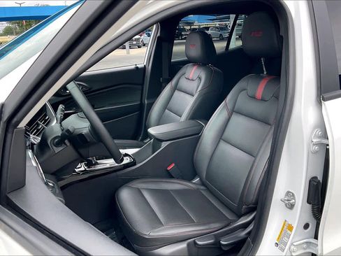 Used 2025 Chevrolet Trax RS w/ Sunroof Package image 9