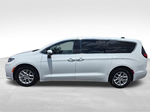 Used 2023 Chrysler Pacifica Touring-L FWD image 6