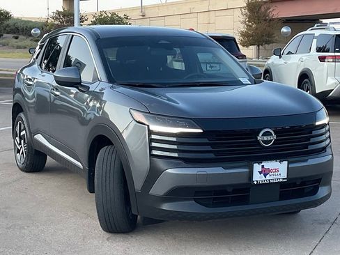 Used 2025 Nissan Kicks SV FWD image 3
