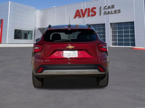 Used 2025 Chevrolet Trax LT w/ LT Convenience Package image 7