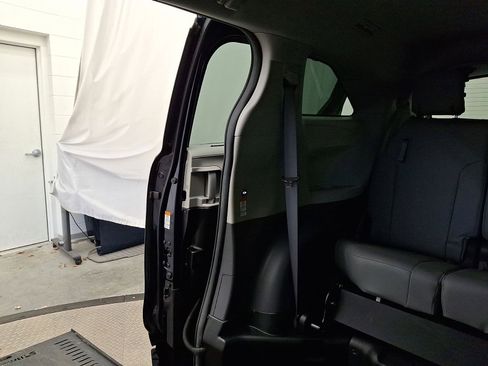 Used 2022 Toyota Sienna XLE image 12