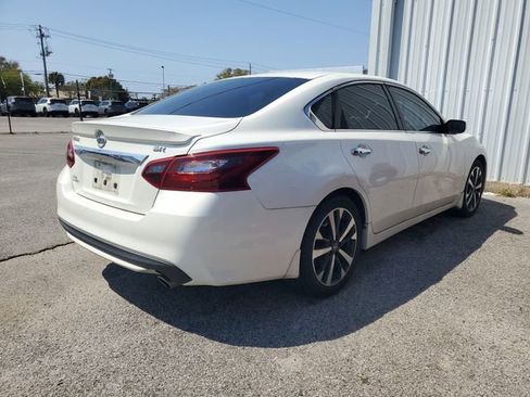 Used 2017 Nissan Altima 2.5 SR w/ Interior Lighting Package image 4