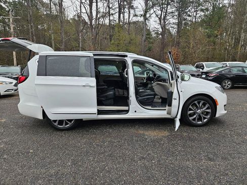 Used 2017 Chrysler Pacifica Limited image 19